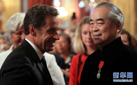法国总统萨科齐向范曾先生授予法兰西荣誉军团骑士勋章