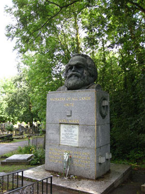 伦敦二区Highgate Cemetery马克思的墓碑