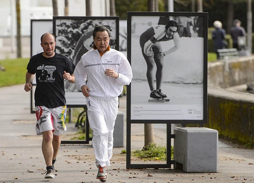 中国外交部长王毅参加伊核谈判忙里偷闲慢跑锻炼
